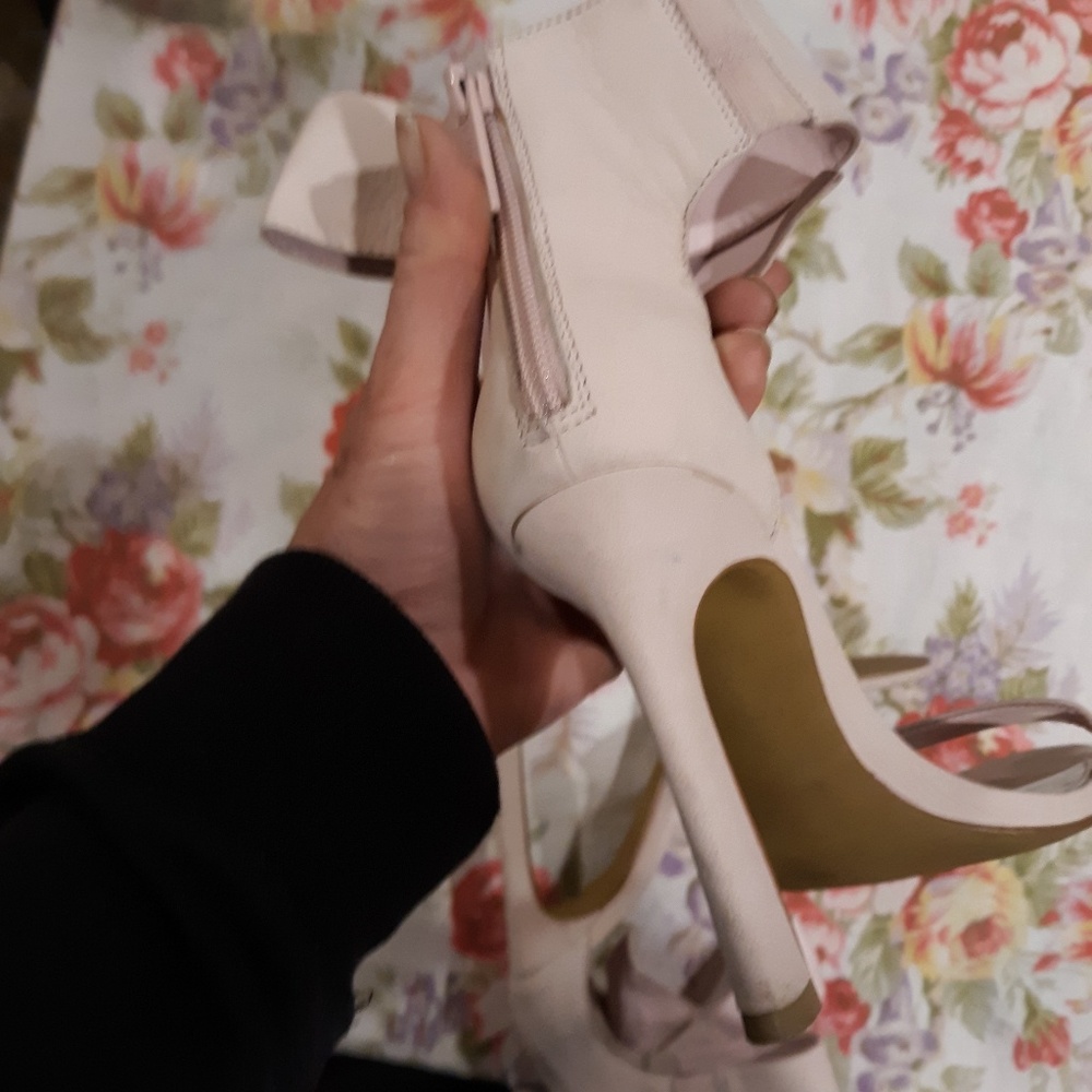 Betsey Johnson Light Pink Friskyy Bow Heels. - Picture 5 of 10